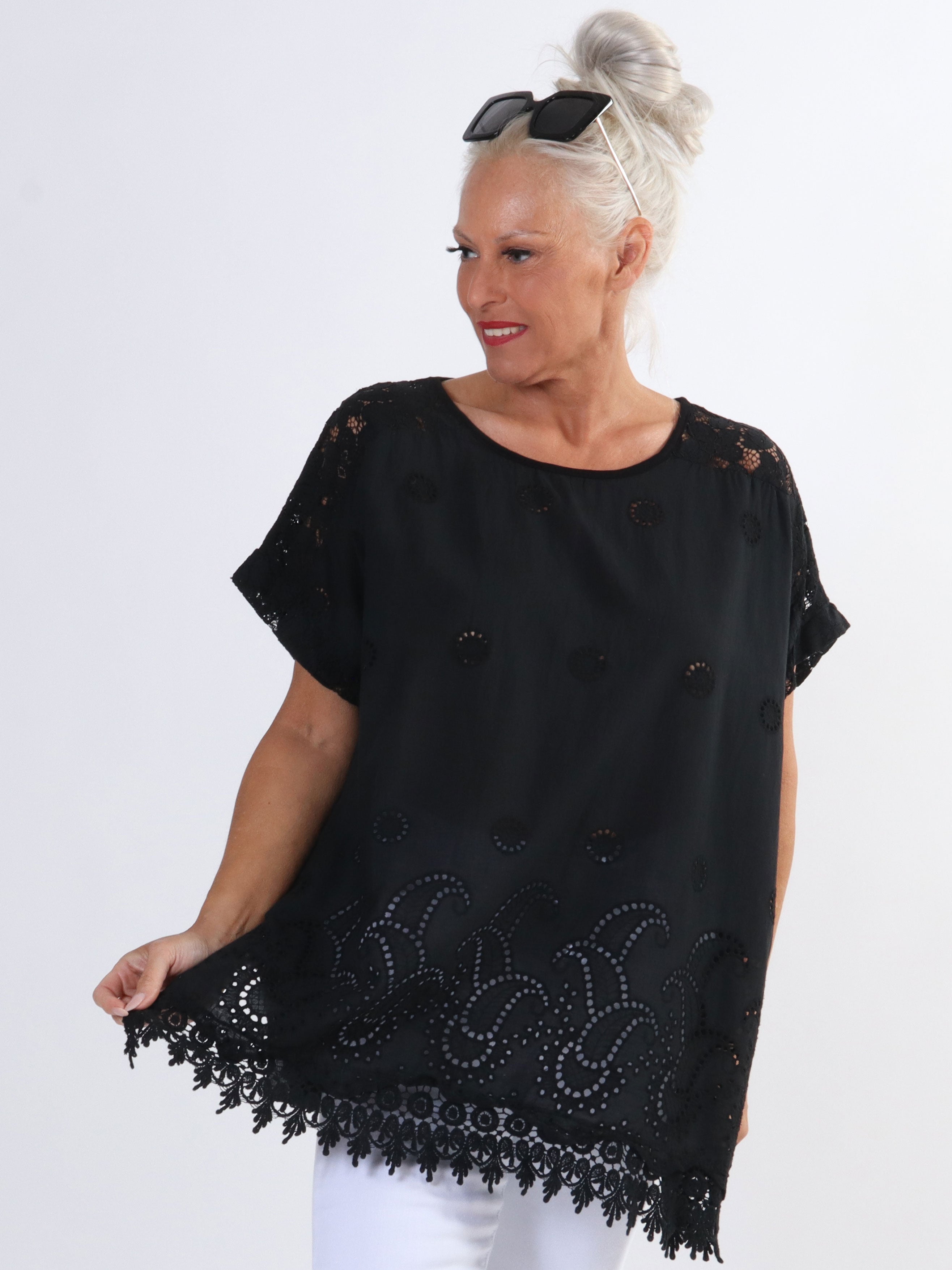 Inna - Söt topp i stora storlekar med spets och broderi anglaise